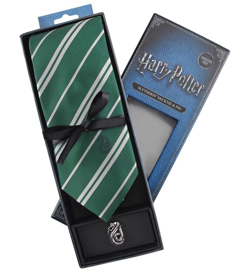 Läs mer om Harry Potter - Slytherin Tie & Metal Pin