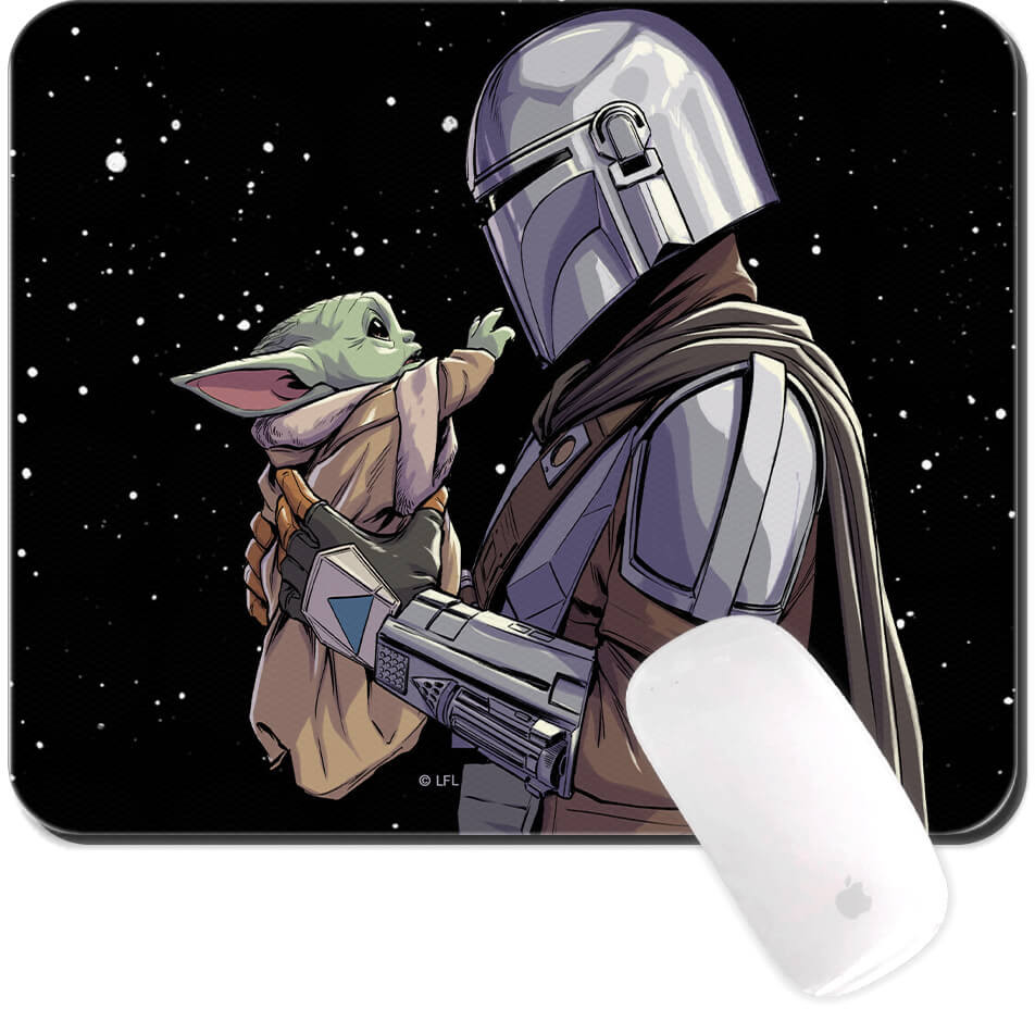 Läs mer om Star Wars - Mandalorian holding the Child Musmatta