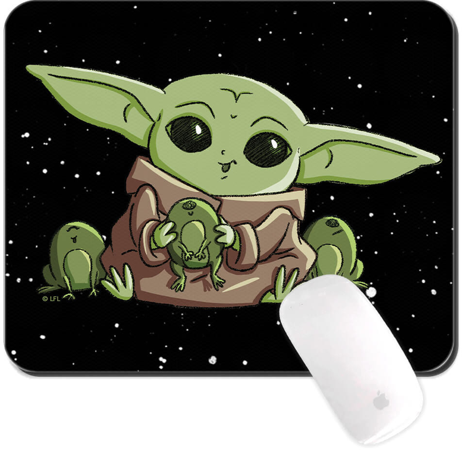 Läs mer om Star Wars - Baby Yoda With Frogs Musmatta